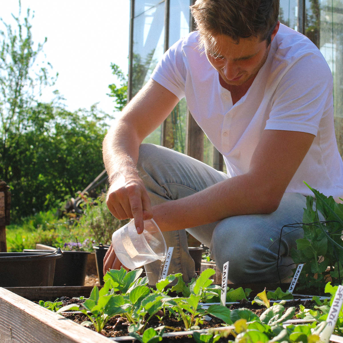 In de Makkelijke Moestuin geef je water met een bakje