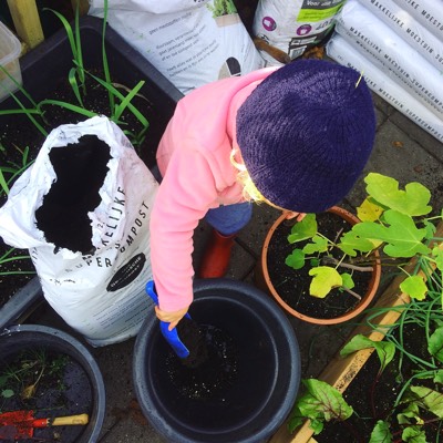 Potten bijvullen met compost