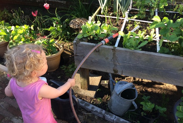 Alena aan het water geven