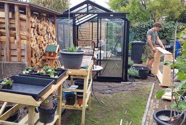 Moestuinbakken maken voor in de kas