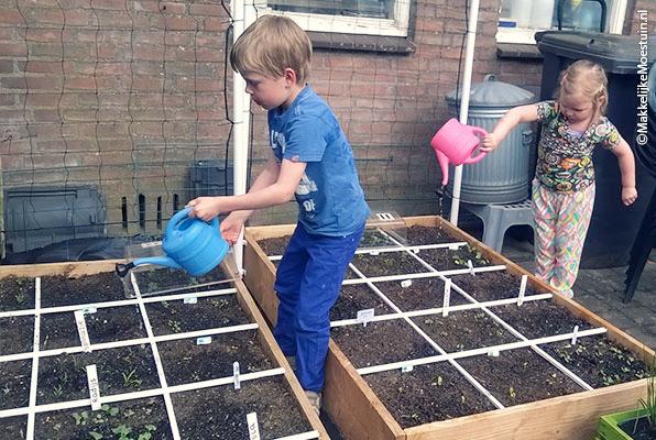Sven en Maaike geven hun plantjes water