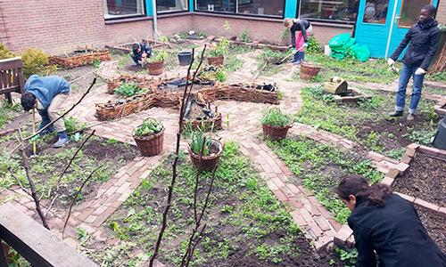 de binnentuin van de school