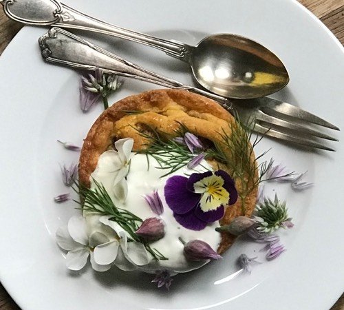 Eetbare bloemen op gebak - Foto: Sylvia Hietbrink