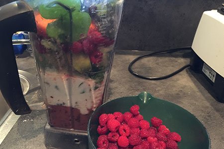 Kefir, groentes en fruit in de blender