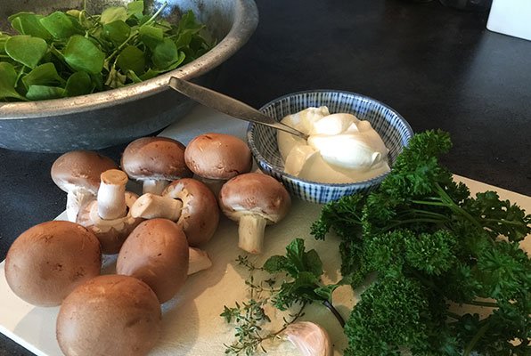 Salade met winterpostelein, champignons en creme fraiche