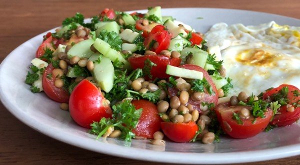 Linzensalade van Jaloe met komkommer en tomaatjes