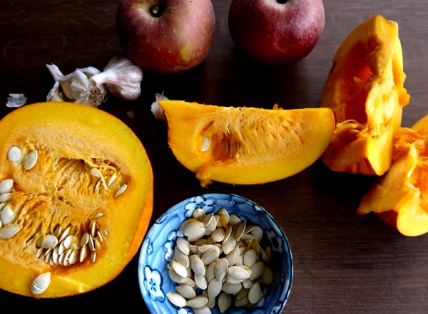 Spullen voor pompoensoep met appels uit de oven