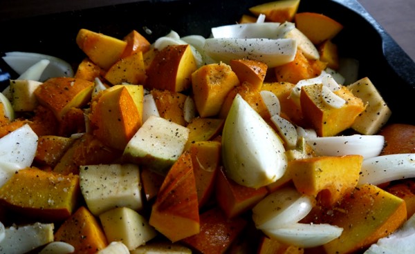 Ovenschaal met de pompoen, appel, uien, peper en knoflook