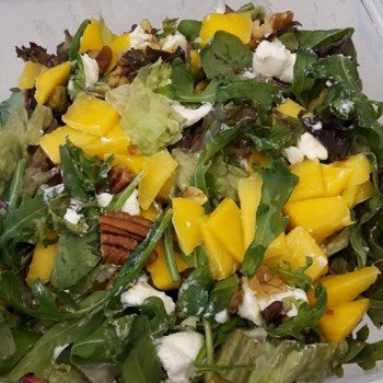Mango-rucola salade met geitenkaas