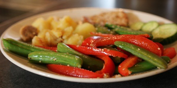 Recept sugarsnaps met paprika en sesamzaadjes
