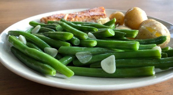 Sperzieboontjes uit de Makkelijke Moestuin met knoflook en boter