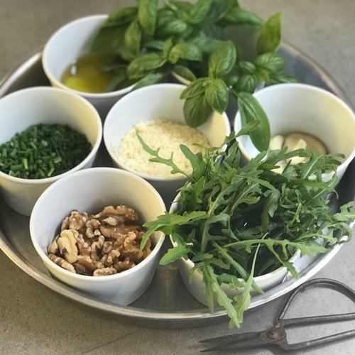 Ingredienten voor pesto van basilicum en rucola