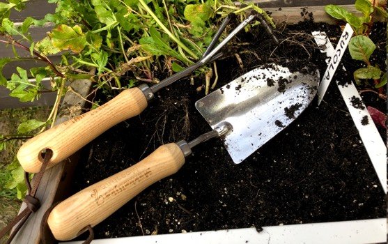 Schepje en harkje van de Makkelijke Moestuin