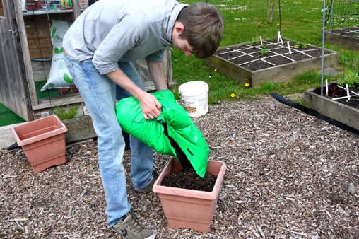 Potten vullen met Makkelijke Moestuinmix