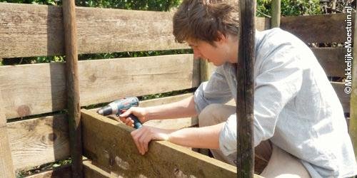 Zelfgemaakte compostfabriek Makkelijke Moestuin