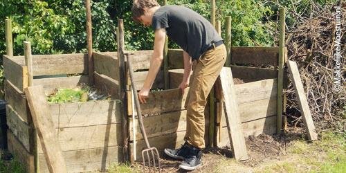 Van de vers groenafval, mest en houtsnippers maak je een mengsel voor compost