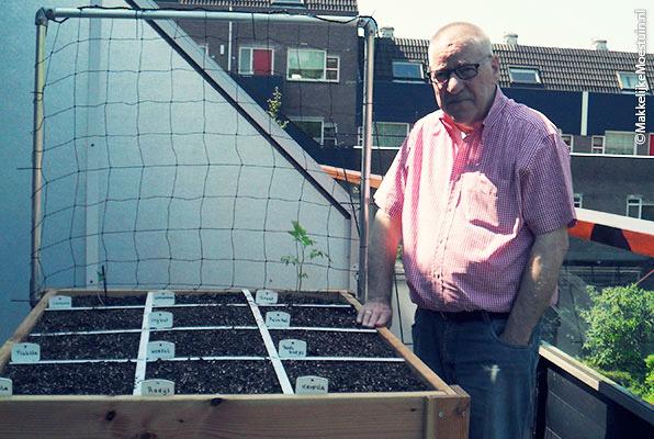 Fienus bij zijn net gestarte moestuinbak