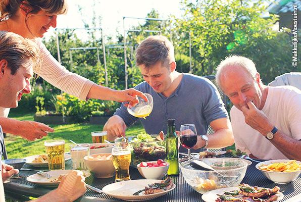 De tafel in de tuin en de tuin op tafel!