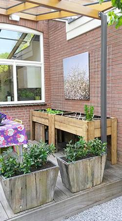 Onze moestuinbakken op de veranda