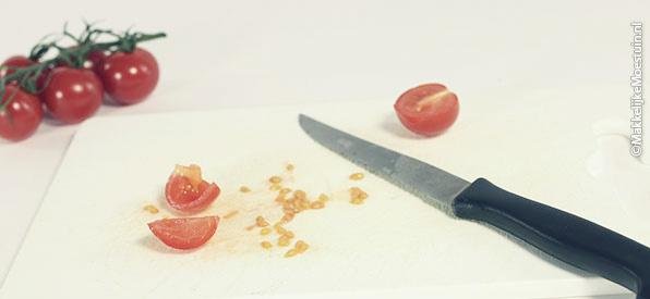 Haal de zaadjesprut uit het tomaatje