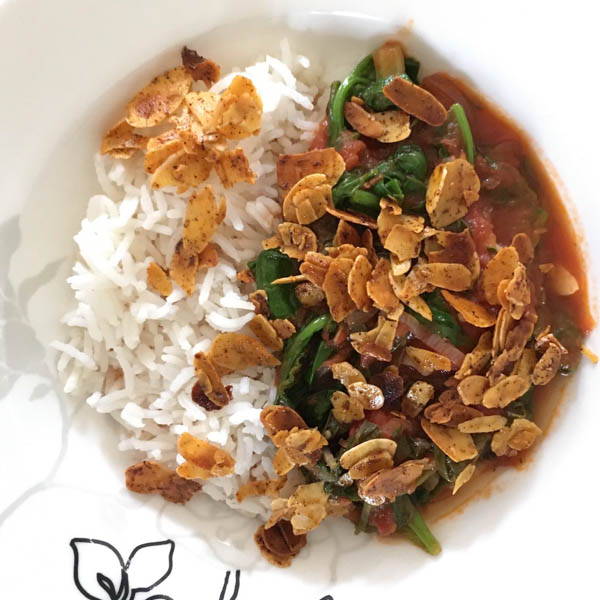 Gevulde tomatensaus met rijst en amandelen