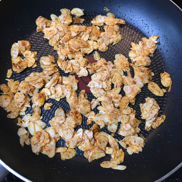 Rooster de amandelen in de pan