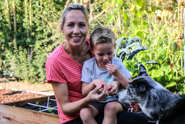 Anita en Liam in hun Makkelijke Moestuin