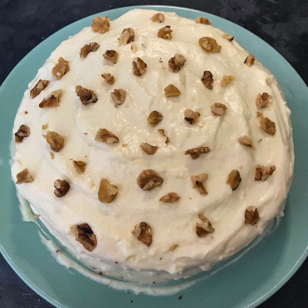 Worteltjes taart met icing en stukjes walnoot