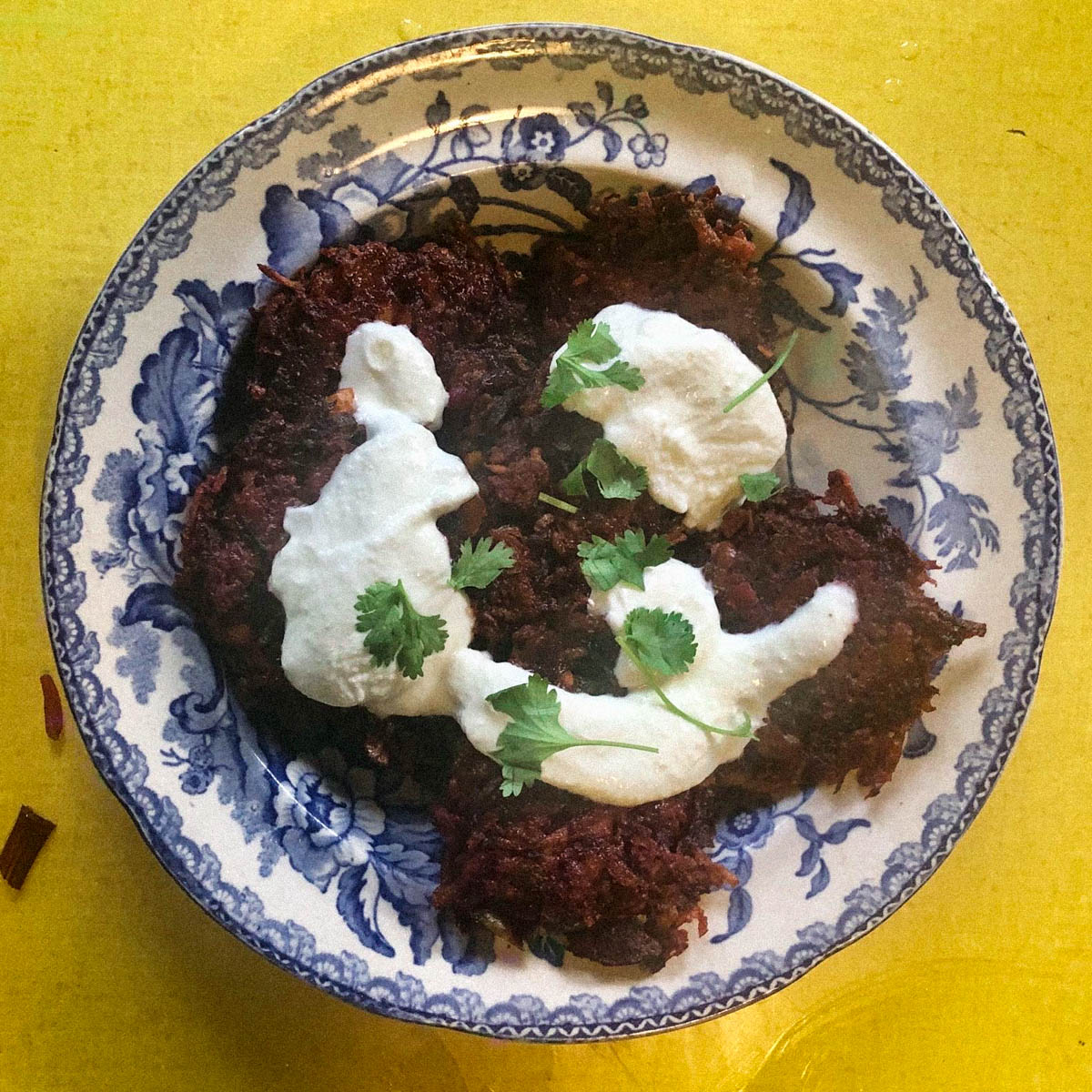 Latkes: joodse aardappelkoekjes met bieten uit de Makkelijke Moestuin