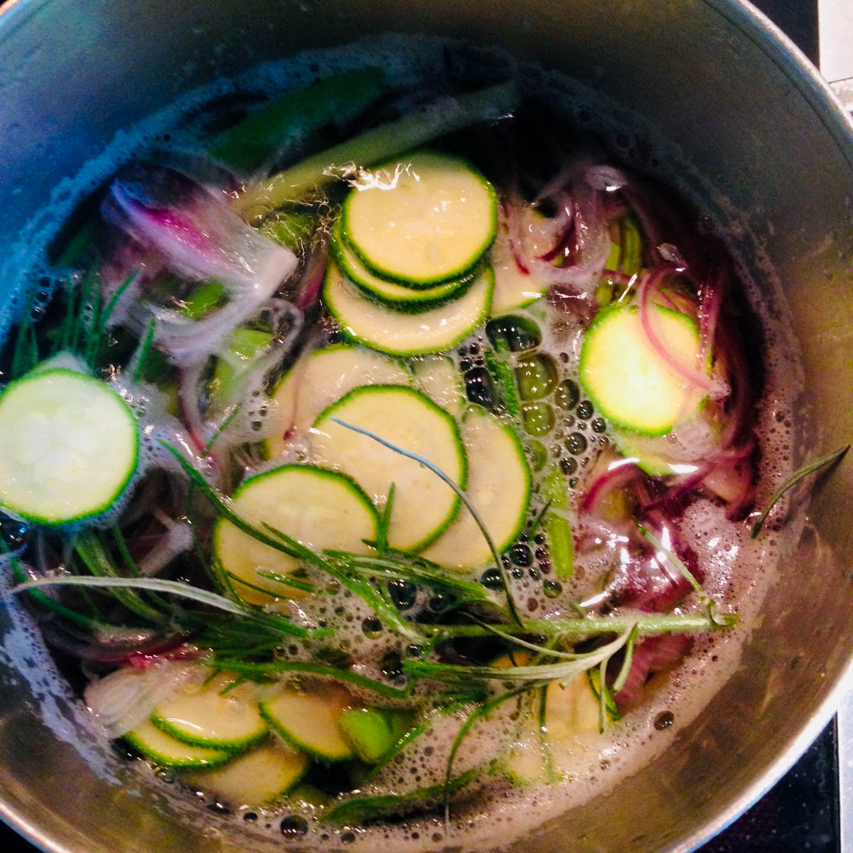 Bereiding van boontjes- en courgettesalade uit de Makkelijke Moestuin