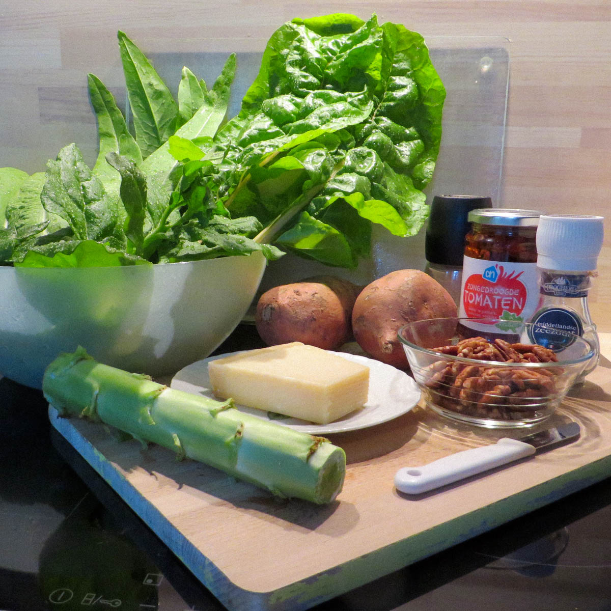 Ingrediënten voor de roerbak met stengelsla uit de Makkelijke Moestuin