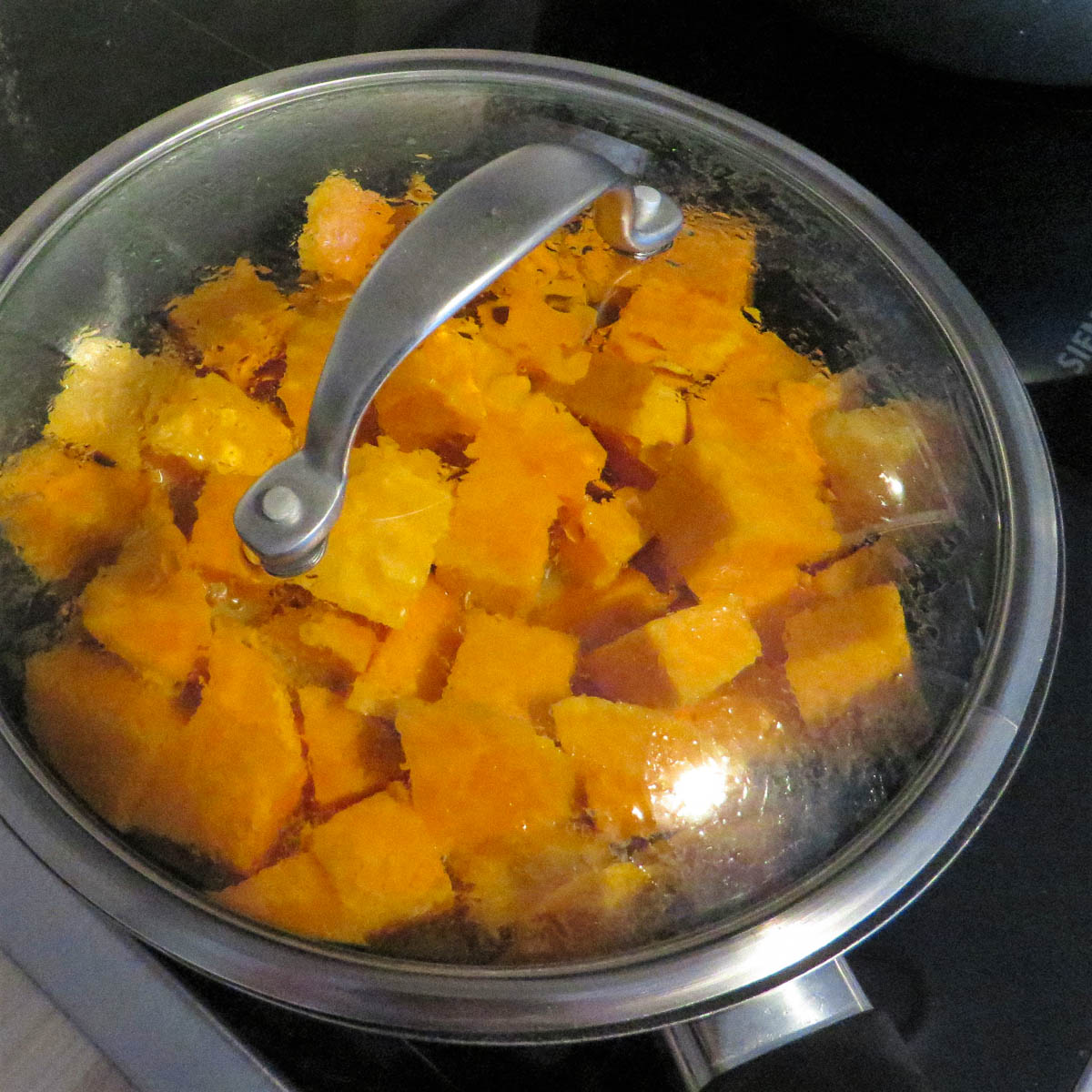 Zoete aardappels koken voor de roerbak met stengelsla uit de Makkelijke Moestuin
