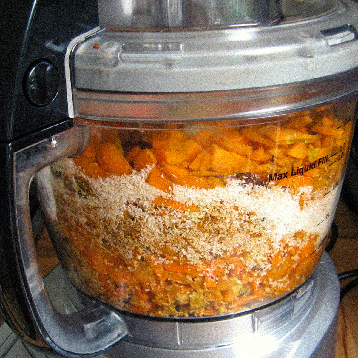 Alle ingredienten voor de glutenvrije wortelcake in de keukenmachine