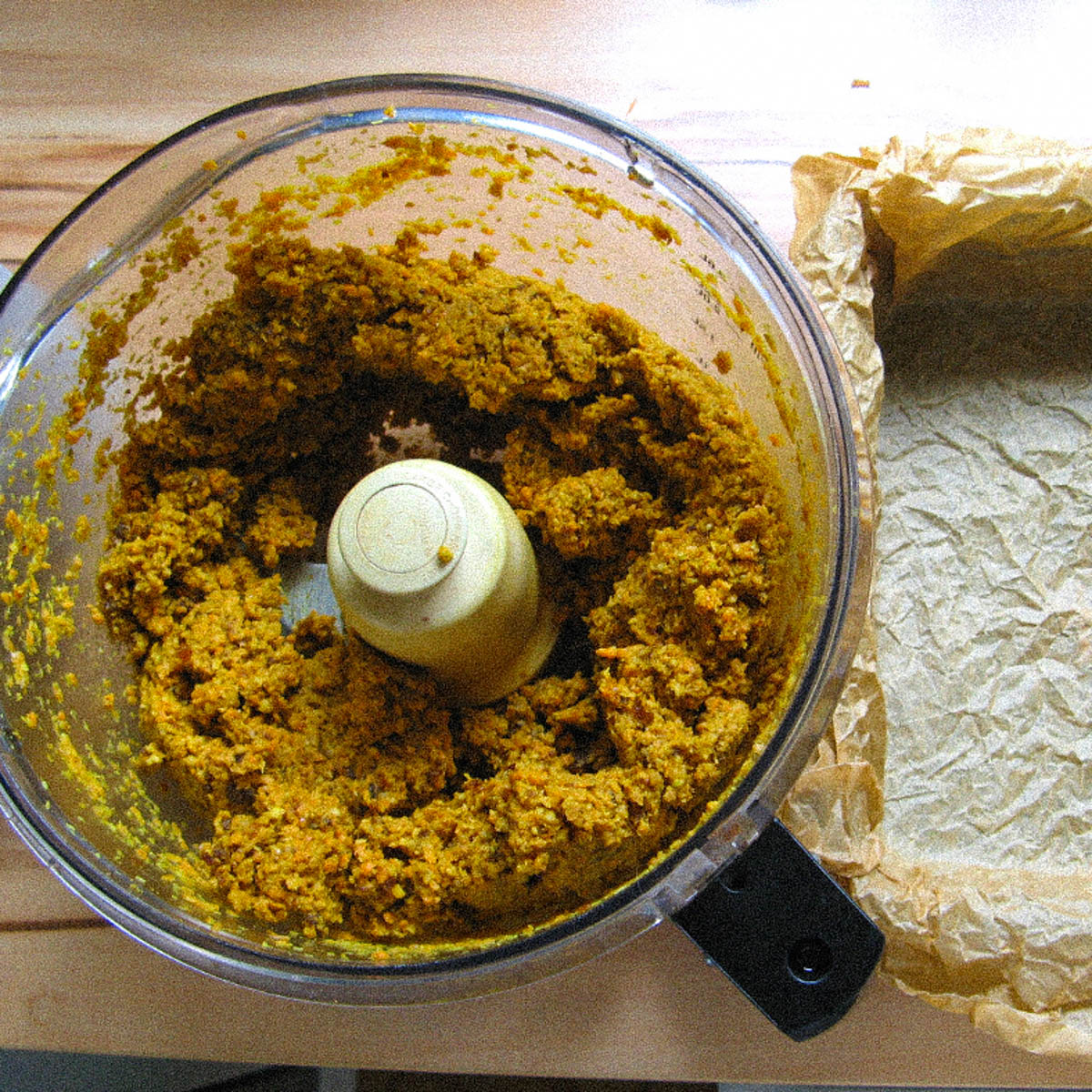 Mengsel voor wortelcake plakt goed aan elkaar