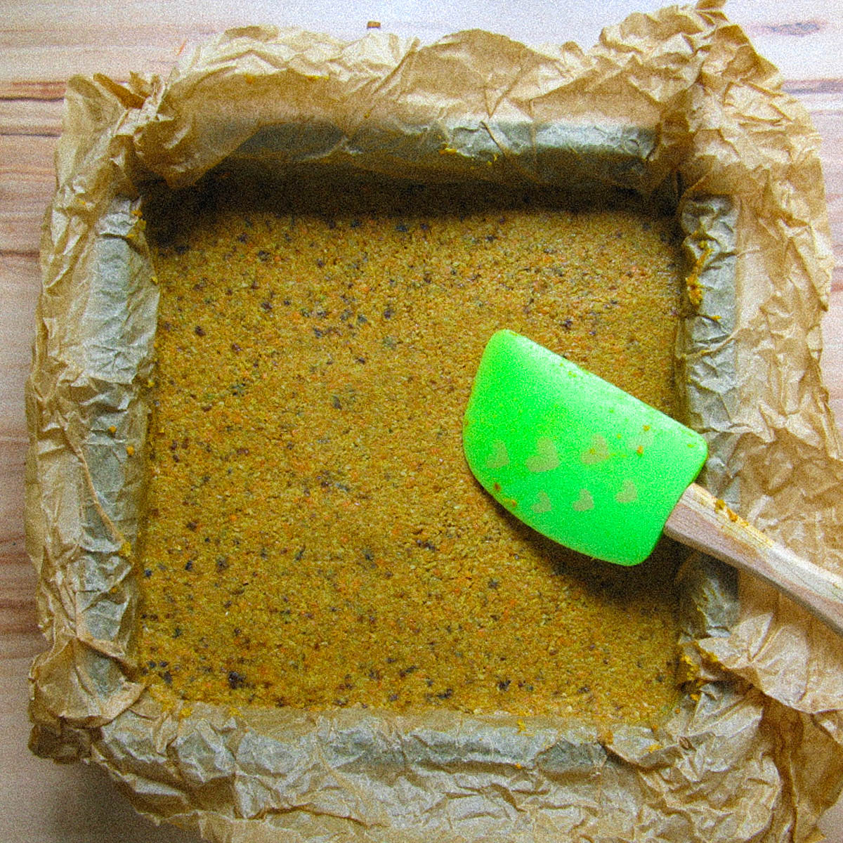 Mengsel voor glutenvrije wortelcake in bakvorm