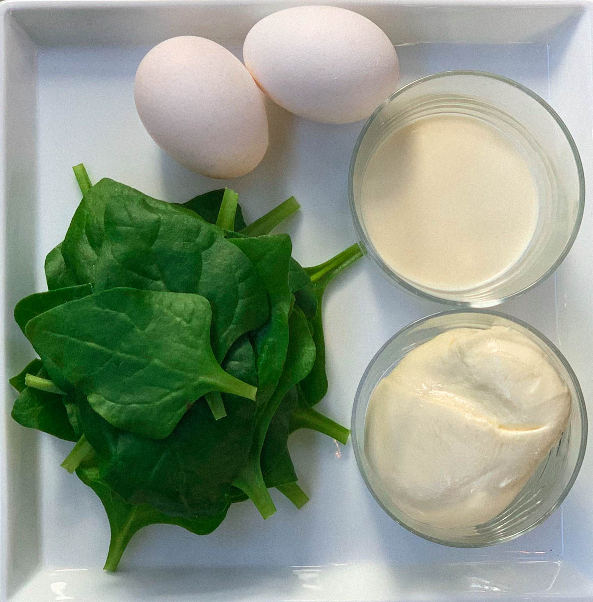 Benodigde ingrediënten voor glutenvrije pannenkoekjes met Nieuw-Zeelandse spinazie