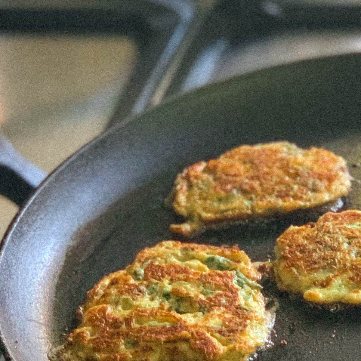 Pannenkoekjes met Nieuw-Zeelandse spinazie bakken