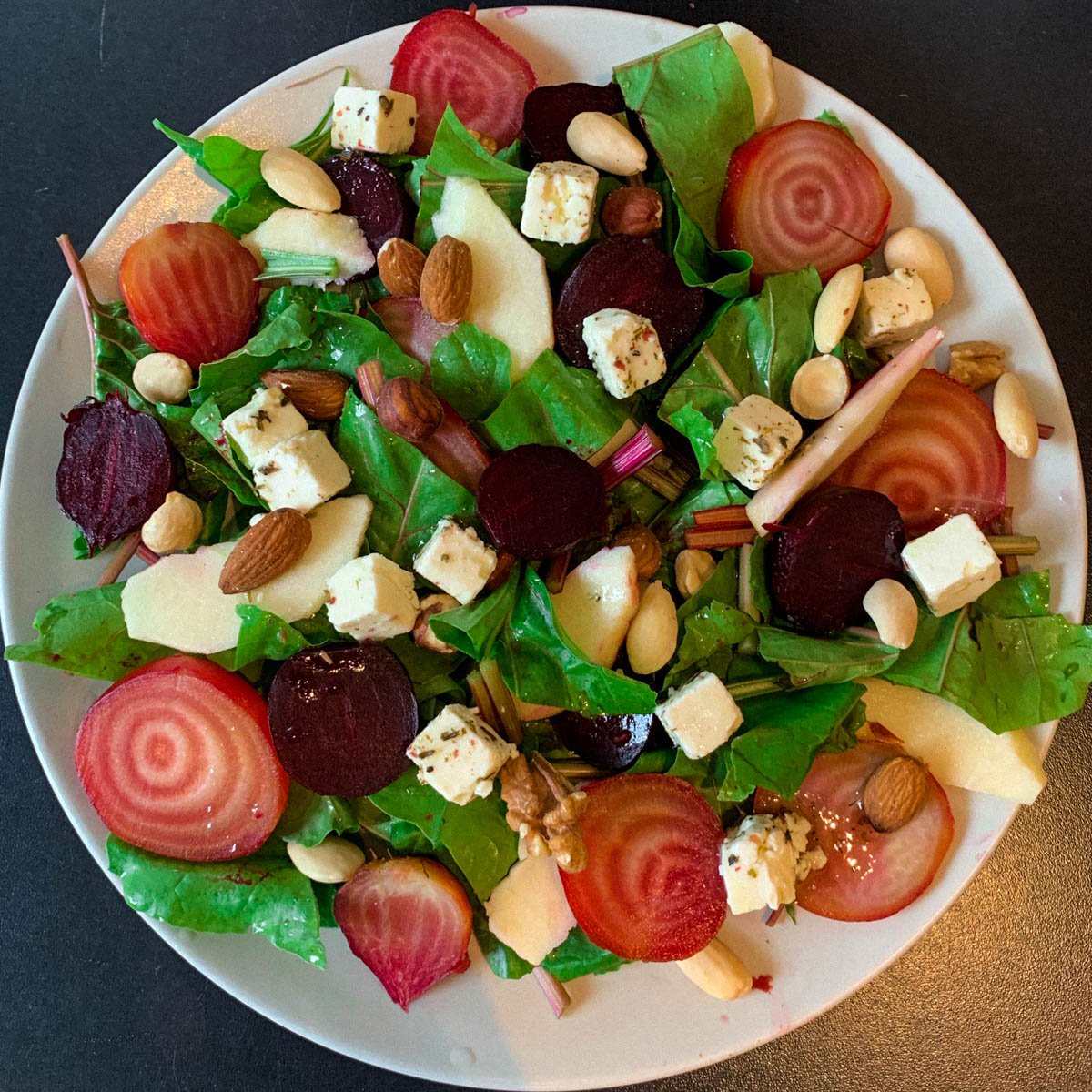 Salade met rode en chioggia bieten uit de Makkelijke Moestuin