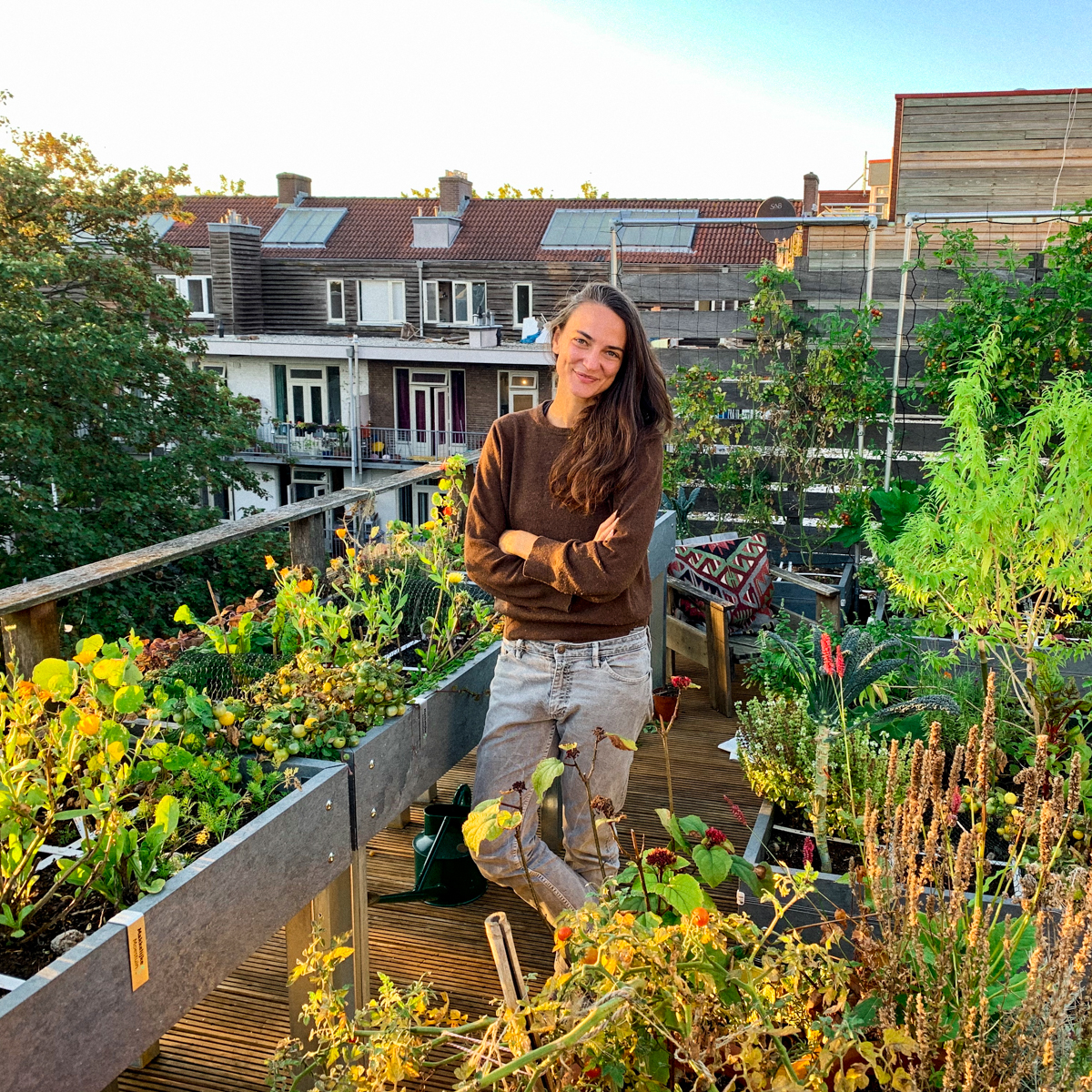 Sarah bij haar Makkelijke Moestuinbakken op het dakterras